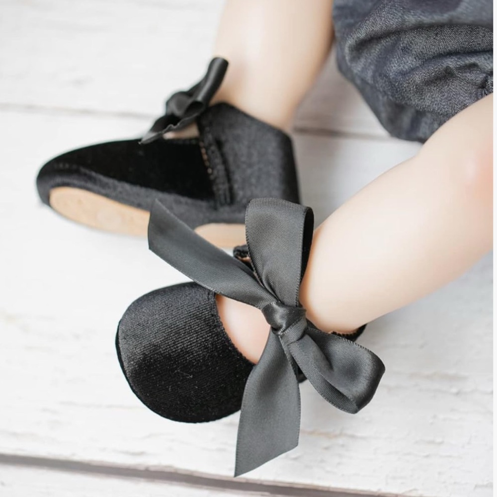 Baby girl black bow shoes (size 12-18 months) - Picture 2 of 3